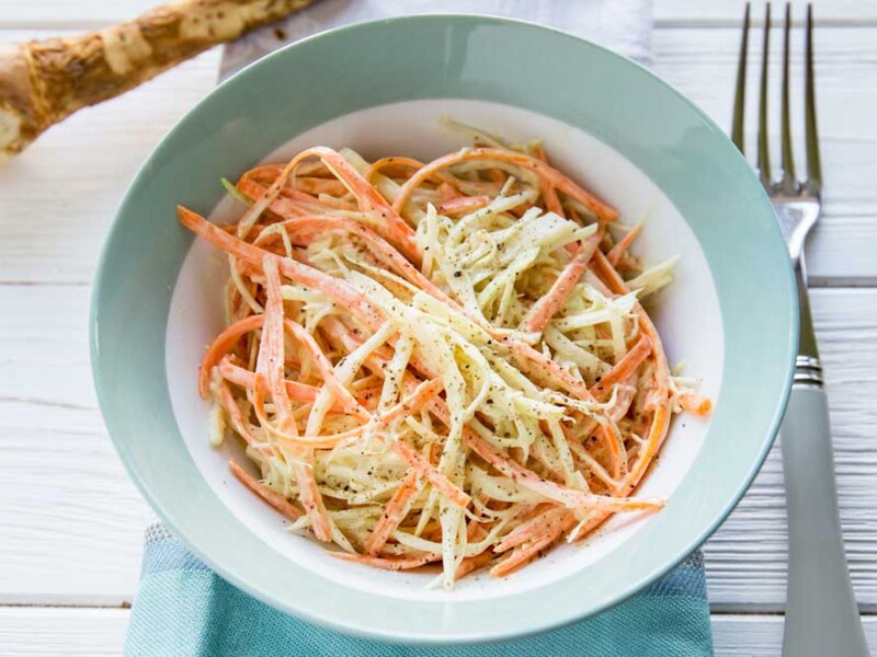 Поки всі квасять капусту, приготуйте з неї салат "Коул Слоу". Секрет неймовірного смаку – у соусі