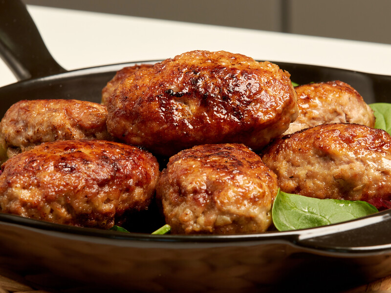 500 гр курячого філе, цибуля, трохи сиру  – і смачними рубленими котлетами буде смакувати вся родина