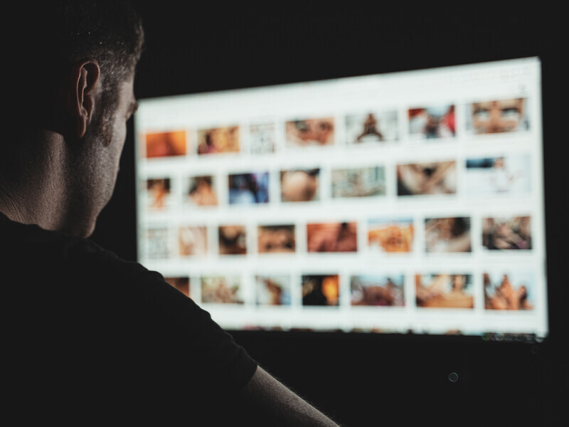 Україна витратила на перегляд порно під час повномасштабної війни майже 5 млн грн – ЗМІ