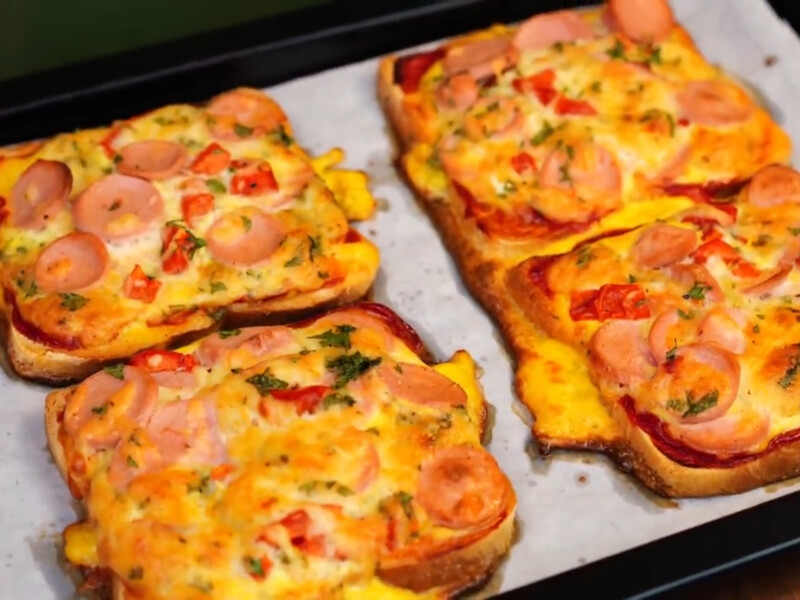 Ці гарячі бутерброди завжди виходять дуже смачними, а готуються з того, що є на кухні. Рецепт