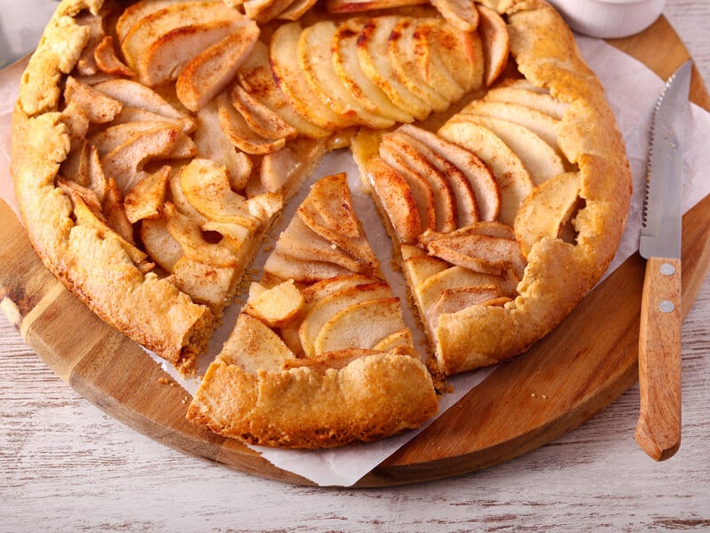 Смакуватиме гарячим і холодним. Яблучний пиріг без замішування тіста