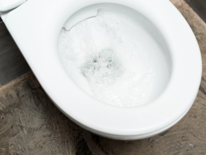 Дві ложки цього продукту з кухні відчистять ваш унітаз до блиску