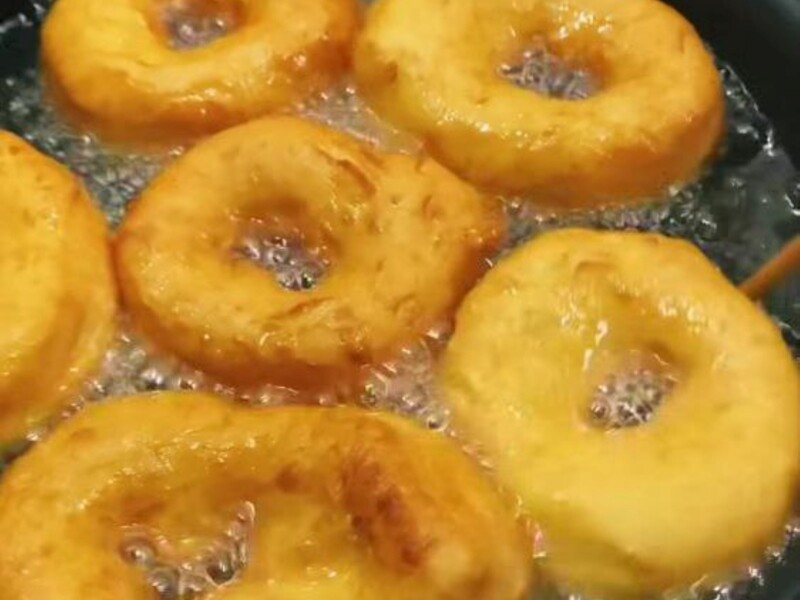 Зробіть це просте тісто – і пончики будуть не тільки пухкими, а й дуже смачними. Швидкий рецепт