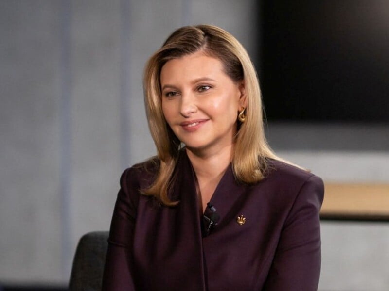 Зеленська в гостях узяла на руки кота й почала його гладити. Реакція здивованої тварини потрапила на відео