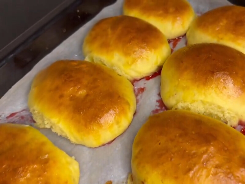 За цим рецептом тісто готувати швидко, воно виходить смачним, а пиріжки з нього – завжди пухкі й ніжні