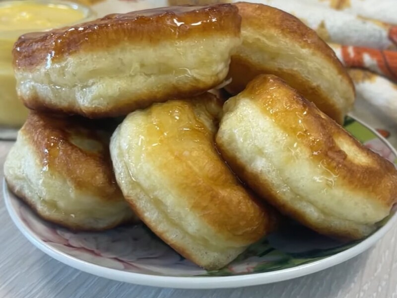 Ці пухкі й ніжні оладки смажать без кришки. Секретний рецепт пухкого тіста без дріжджів