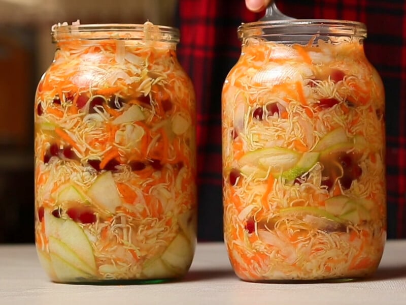 Коли кваситимете, додайтеці ягоди. Рецепт хрумкої квашеної капусти з приємною кислинкою