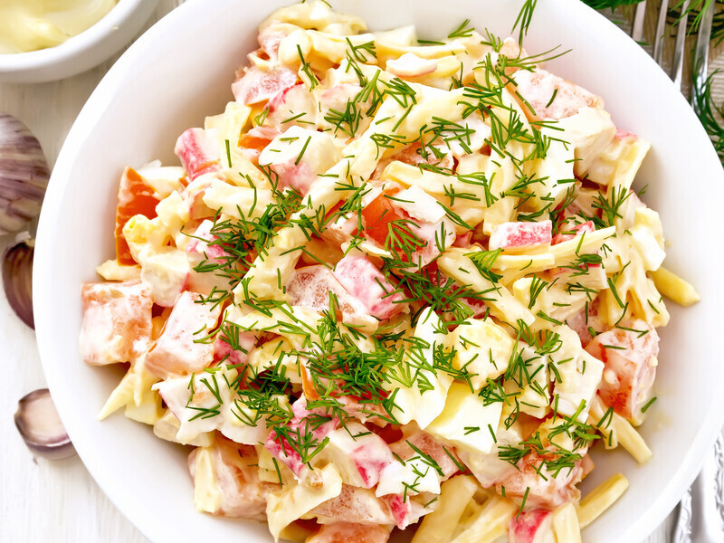 Додайте в салат разом із крабовими паличками це – і він вийде смачним і ніжним. Дуже швидкий рецепт