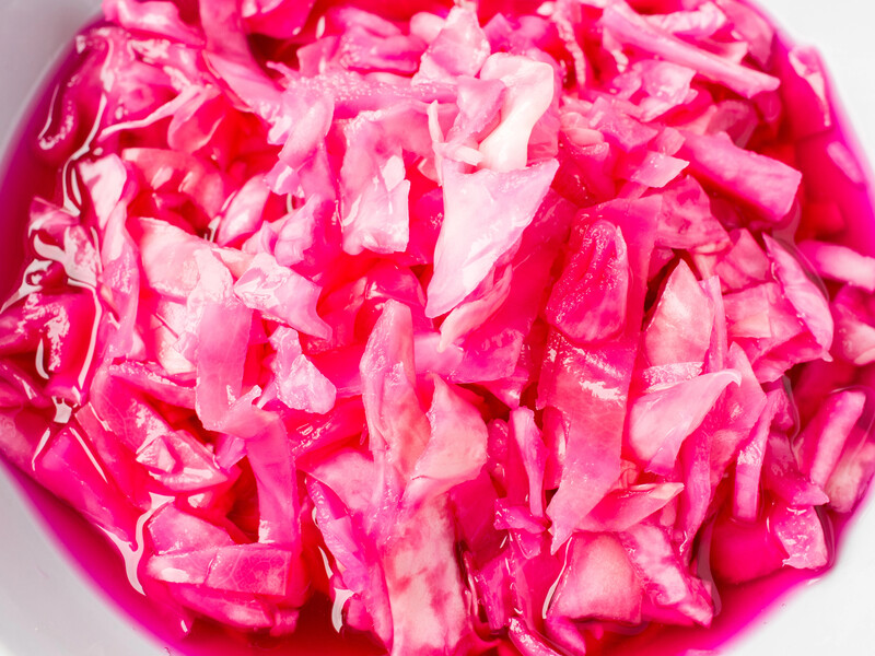 Робиться дуже швидко! Рецепт смачної і хрумкої маринованої капусти з буряком