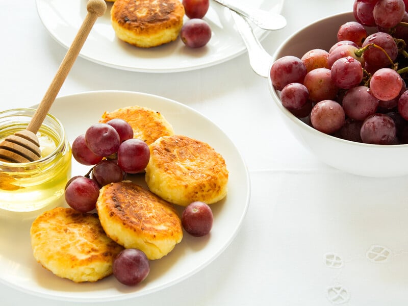 Тісто із цим інгредієнтом виходить дуже соковитим. Рецепт сирників