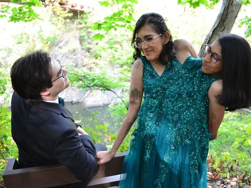 Одна з відомих сіамських близнючок Андраде у першу річницю шлюбу показала нові фото із чоловіком Одна з відомих сіамських близнючок Андраде у першу річницю шлюбу показала нові фото із чоловіком