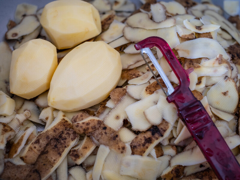 Досвідчені городники роблять із цих кухонних відходів ефективне добриво. Головне – правильно підсушити