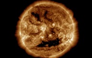 Сонце "усміхнулося": NASA показало моторошне обличчя зорі