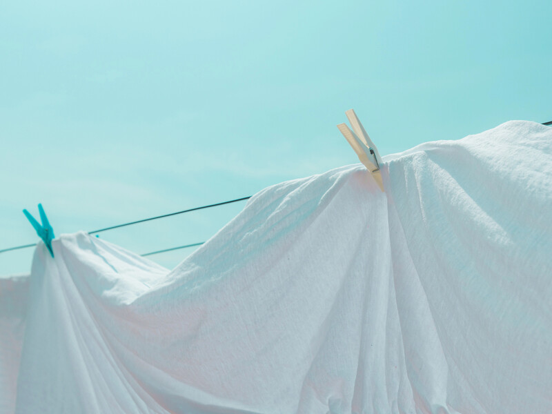 Якщо білизна стала сірою або жовтою, білий колір поверне цей розчин. Усе дуже просто