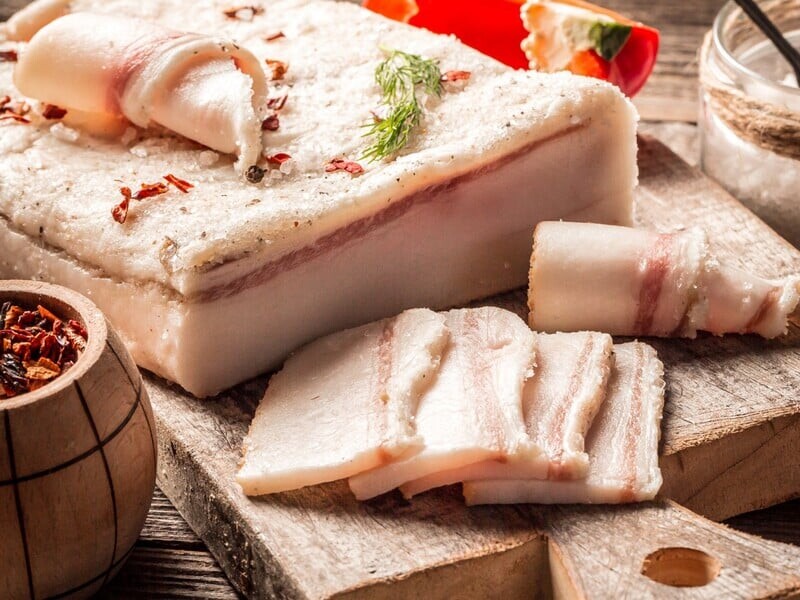 Засоліть сало в цьому – і воно вийде неймовірно смачним і м'яким. Рецепт на кілька хвилин