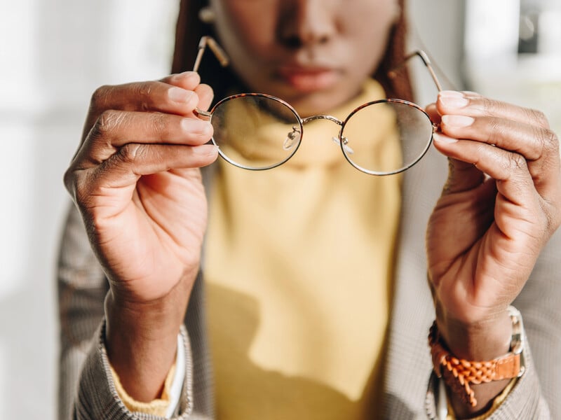 Вичавіть це і змішайте з вазеліном – окуляри стануть як нові. Трюк, від якого подряпини зникнуть