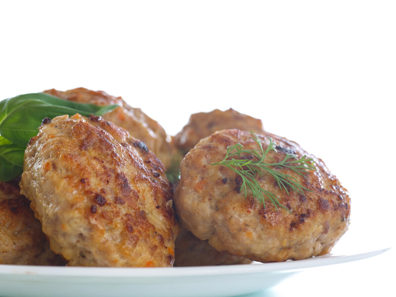 Посоліть котлети в цей момент, щоб вони набралися смаку й соковитості