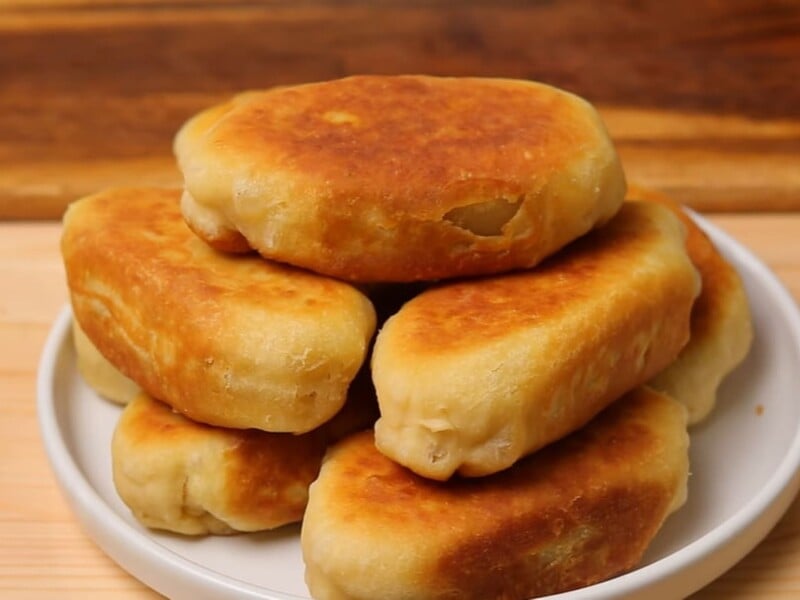 Тісто за цим рецептом без дріжджів готувати дуже швидко, а пиріжки з нього виходять пухкими і смачними