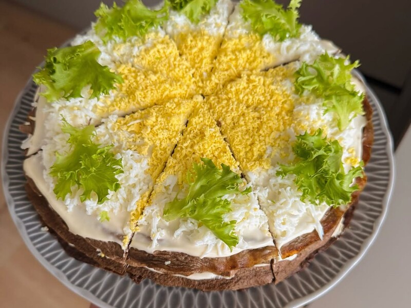 Ці кулінарні хитрощі допоможуть приготувати неймовірно ніжний і смачний печінковий торт. Рецепт