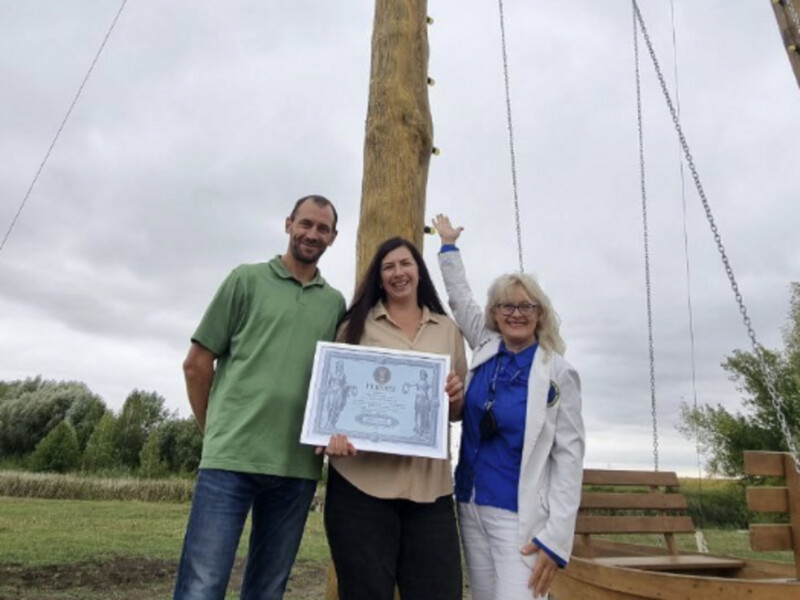 "Якщо розгойдатися – можна руками поколошматити хмаринки". На Волині встановили найвищу гойдалку в Україні