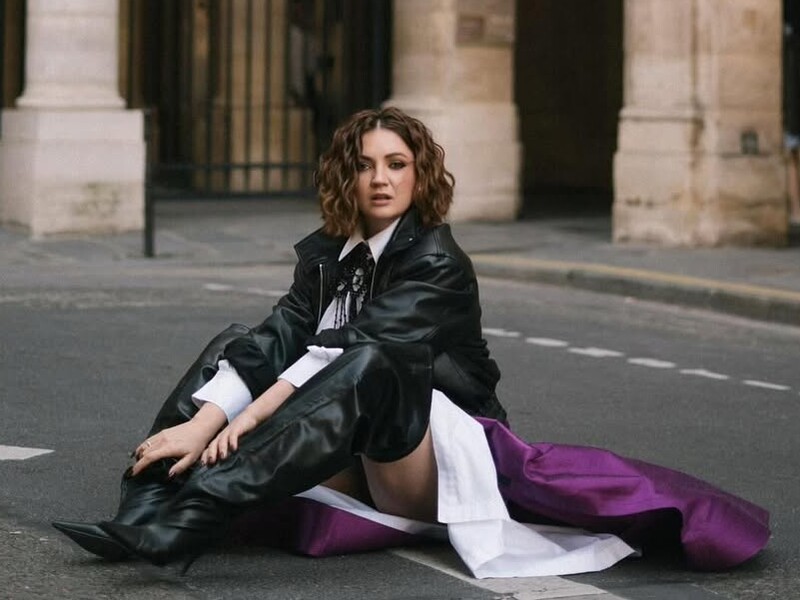 Цибульська влаштувала яскраву фотосесію в Парижі. Вона показала, із чим поєднала трендові ботфорти