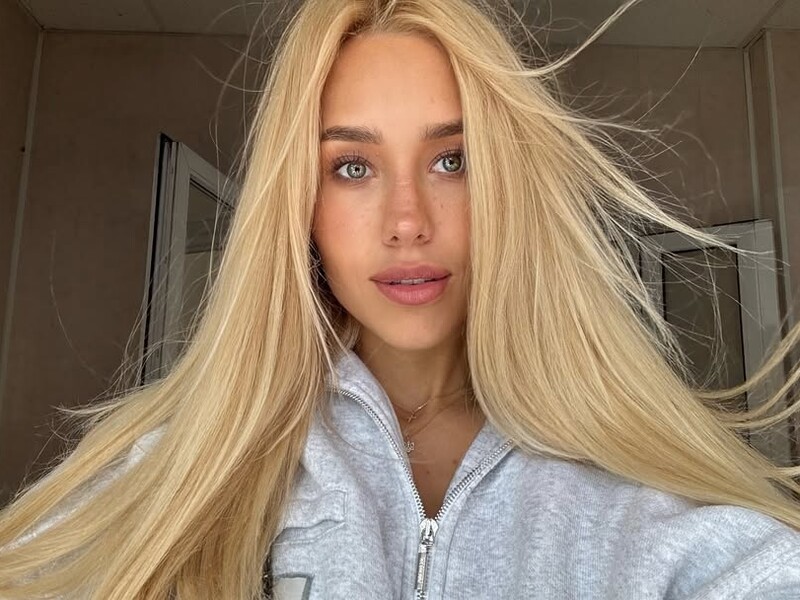 Квіткова показала осінній образ. Їй довелося заблюрити частини тіла