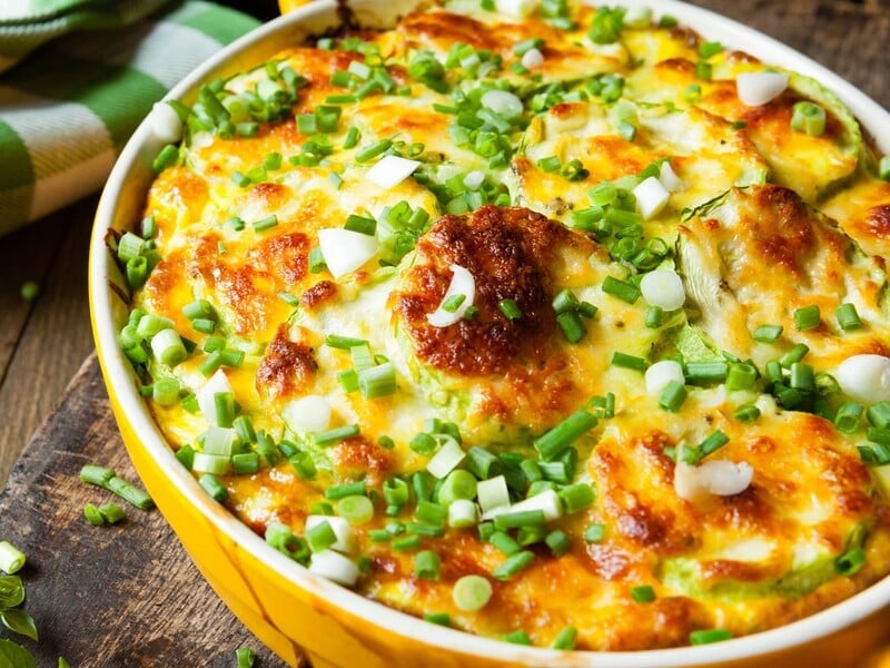 Просто покладіть це у форму, залийте сумішшю – і запіканка буде дуже соковитою. Швидкий рецепт