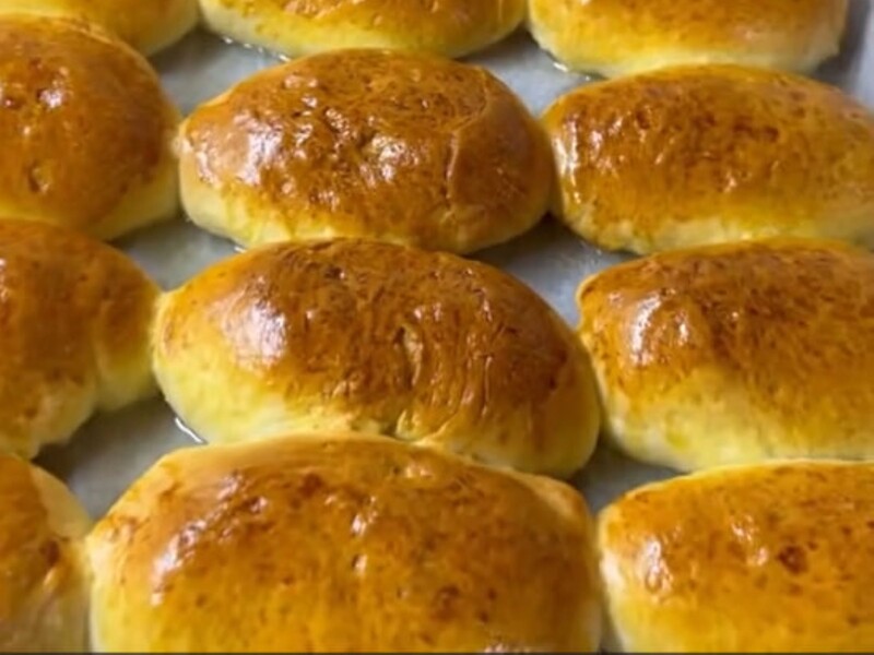 Із цього тіста пиріжки виходять дуже ніжними й пишними. Увесь секрет – у рецептурі