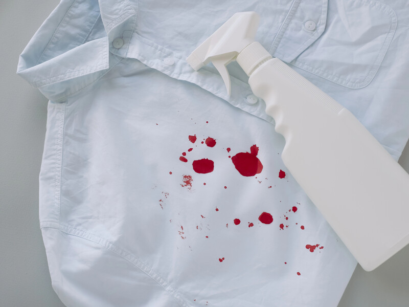 Нанесіть цей аптечний препарат на пляму – і вона зникне. Як легко й швидко випрати кров з одягу