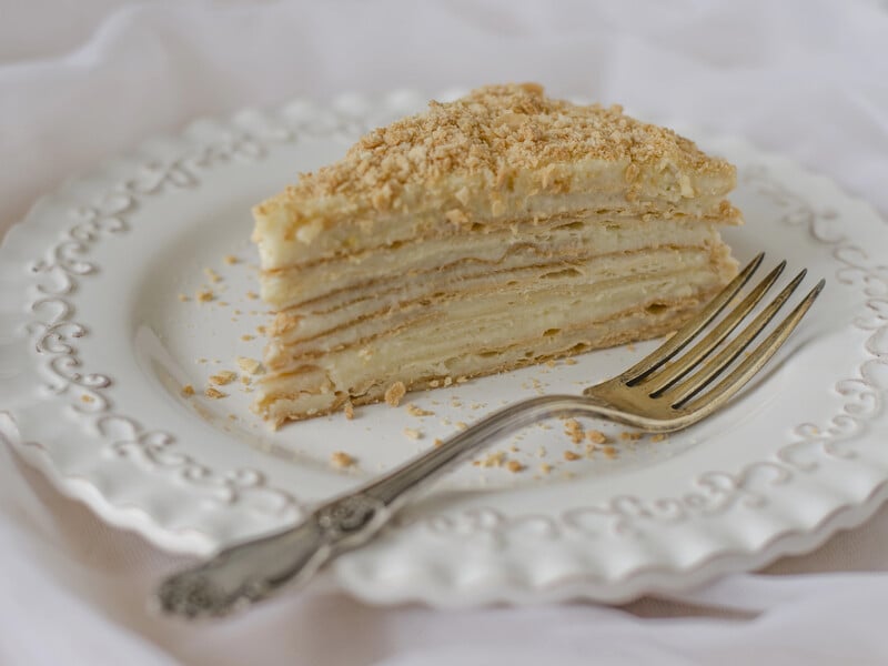 Викладіть це шарами й отримаєте "лінивий" торт "Наполеон" без випікання. Смакує не гірше, ніж класичний