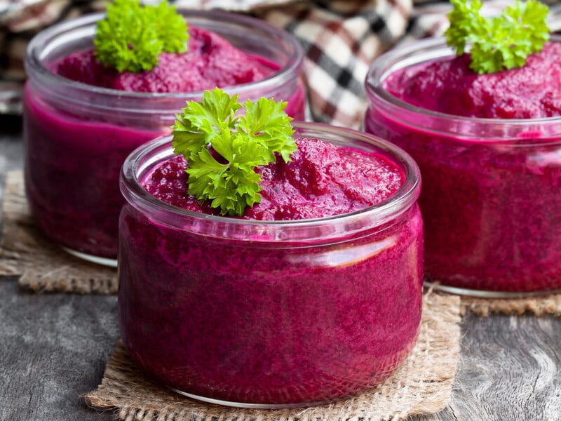 Цвіклі – пікантна й неймовірно соковита страва з буряків, яка значно смачніша за соуси. Легкий рецепт