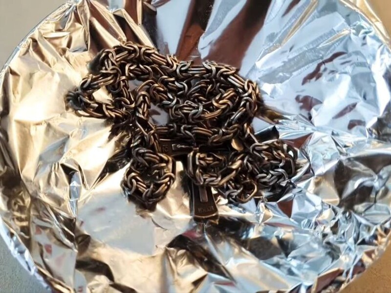 Для найдієвішого методу чищення срібла знадобляться фольга і сода – просто зробіть так