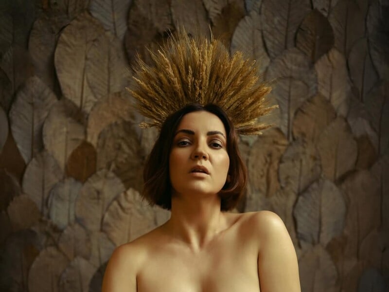 Цибульська знялася без білизни й одягу, прикрившись куркою. Максимально відверті фото