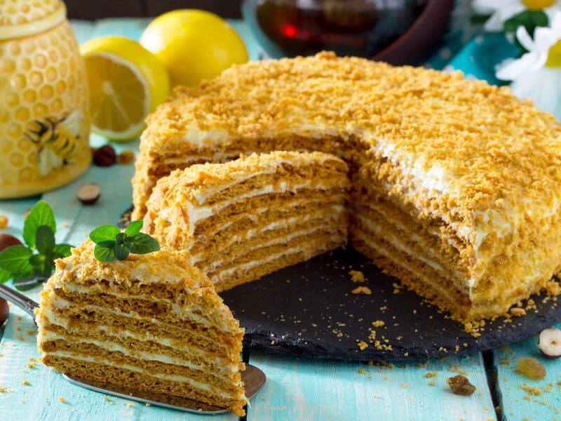 Просто змастіть цим кремом коржі, залиште на чотири години – і отримаєте неймовірний медівник