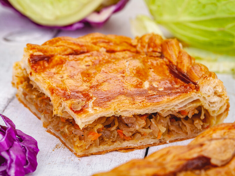 Просто змішайте всі інгредієнти в мисці. Пухке й м'яке тісто для заливного пирога