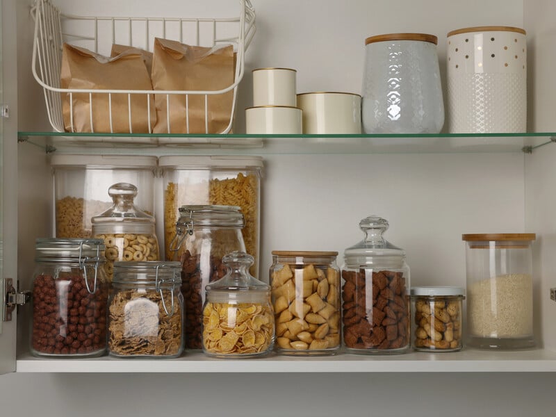 Киньте це в банку – і не доведеться виносити крупи на смітник. Секретний захист від жуків-шкіроїдів