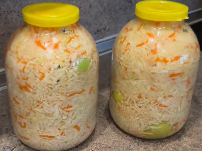 Приготуйте на зиму справжню квашену капусту – соковиту, корисну і хрумку. Рецепт без оцту і цукру