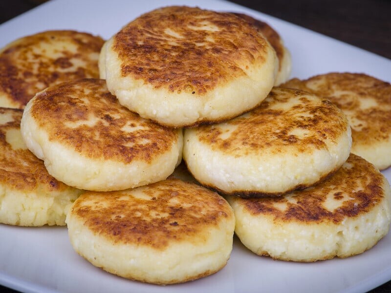 За цим рецептом сирники вийдуть не тільки смачними, а й ідеальної форми. Порада Клопотенка