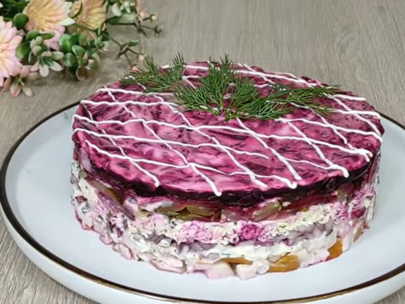 Поєднання продуктів у цьому салаті таке ніжне, що неможливо відірватися. Святковий рецепт