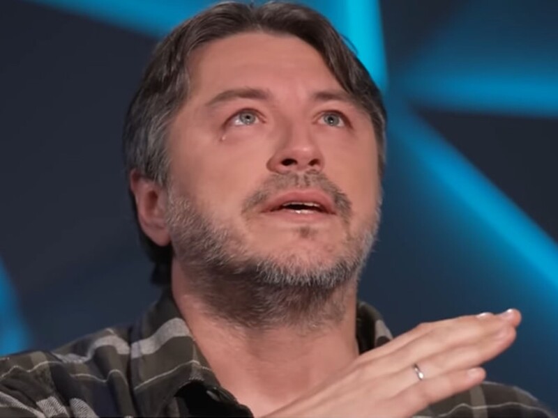 "Ти, мразота, навіть не можеш підняти дупу". Притула обурився через тих, хто ігнорує хвилину мовчання