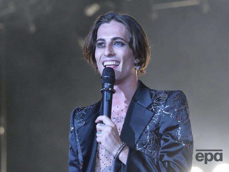 Найкрасивіший чоловік Італії, лідер Måneskin заручився. Який вигляд має старша за нього обраниця