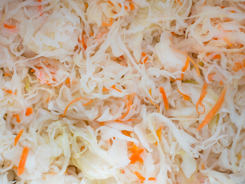 Усього три інгредієнти – і гора ніжної і дуже смачної квашеної капусти готова. Найкращий рецепт