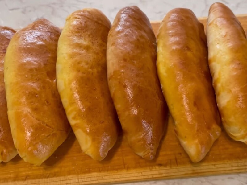 Такі дивовижні пиріжки роблять у пекарні, але за цим рецептом їх можна спекти навіть удома