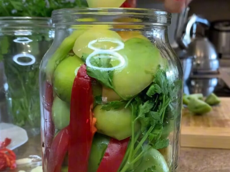 Додайте в банку цю таблетку – і консервація не зіпсується. Рецепт маринованих зелених помідорів