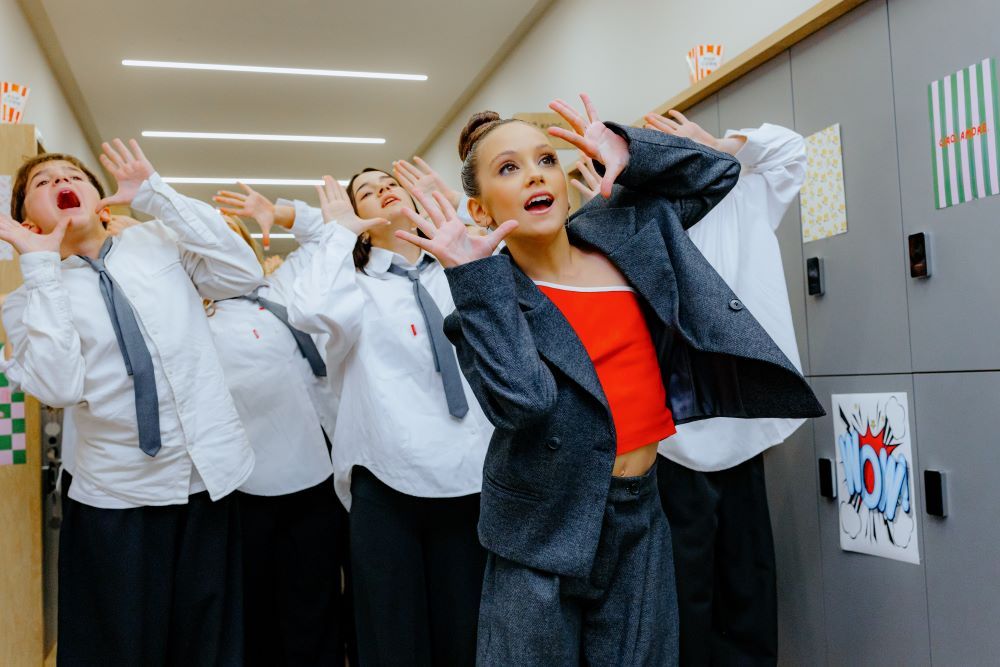 DEMI представила масштабний кліп «Bad Boy» — поєднання шкільної історії, K-POP і танцювального шоу