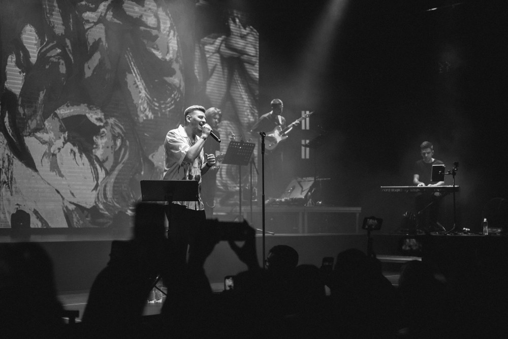 Коли мистецтво тримає стрій: гурт «Фіолет» поєднав джаз, живопис і технології у великому сольнику Коли мистецтво тримає стрій: гурт «Фіолет» поєднав джаз, живопис і технології у великому сольнику