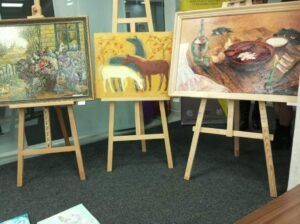 «Поруч з нами»: у Києві відкрили виставку, що нагадує про людяність і тепло