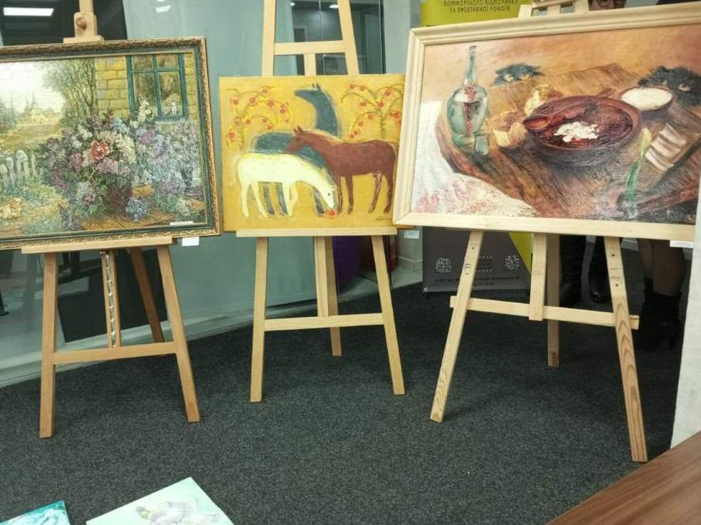 «Поруч з нами»: у Києві відкрили виставку, що нагадує про людяність і тепло