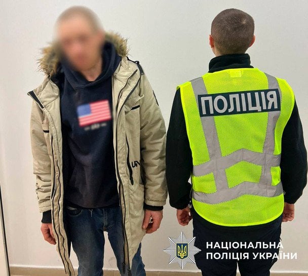 У Києві чоловік погрожував гранатою під час пограбування магазину: чим все завершилося