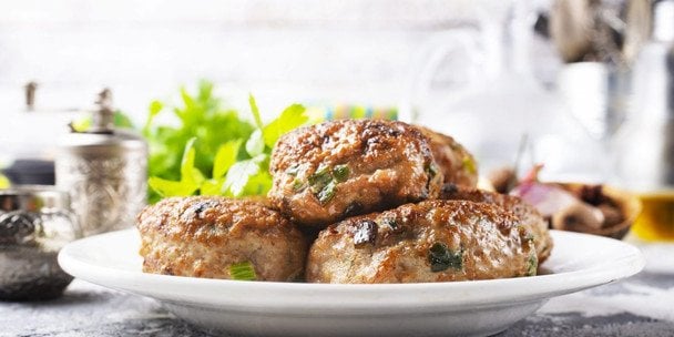 Припиніть псувати котлети: три помилки у приготуванні роблять їх дубовими